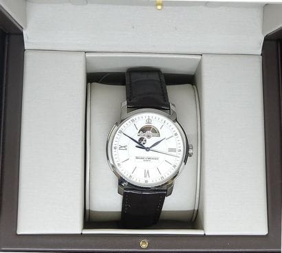 BAUME et MERCIER. MONTRE BRACELET en acier...