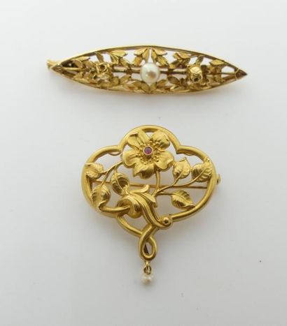 LOT de DEUX BROCHES en or jaune. Poids b...