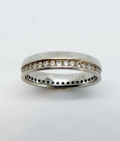 ANNEAU en or gris serti de diamants. Poids...