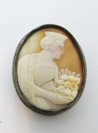 BROCHE en argent, ornée d'un camée coquille...
