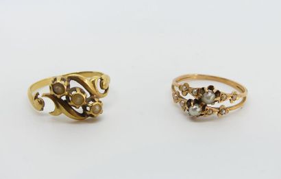 LOT DE DEUX BAGUES en or, serties de perles...