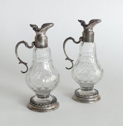 Paire de BURETTES en cristal taillé, la monture...