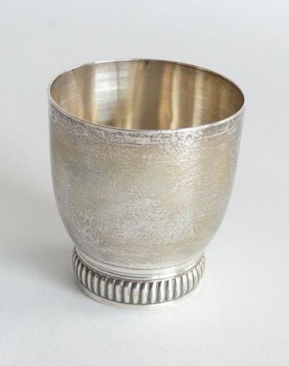 TIMBALE en argent, reposant sur une base...