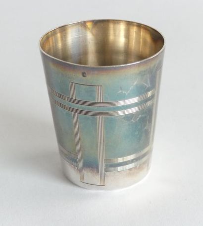 TIMBALE en argent, à fond plat et stries...