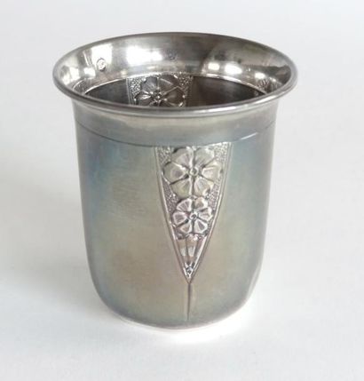 TIMBALE en argent, à fond plat et bord évasé...