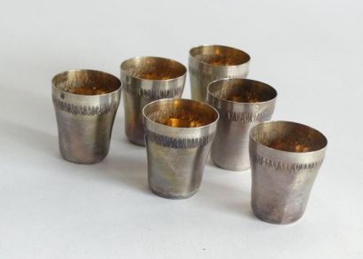 SIX GOBELETS en argent à frise de feuilles...