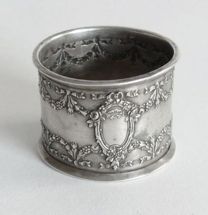 ANNEAU de SERVIETTE en argent à décor en...