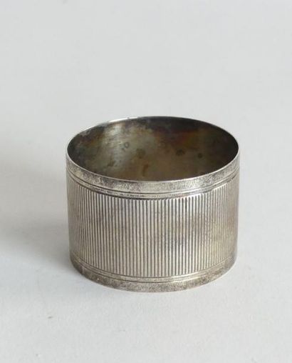 ANNEAU de SERVIETTE en argent à décor de...