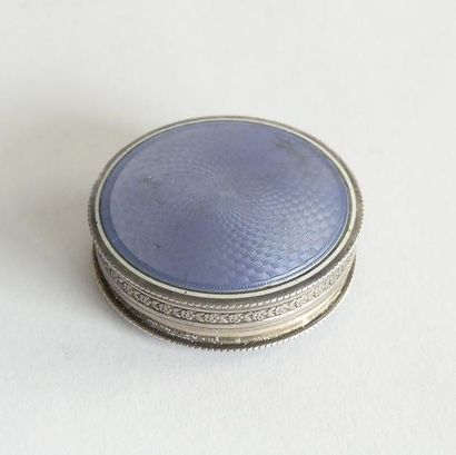 BOITE en argent émaillé parme et blanc, le...