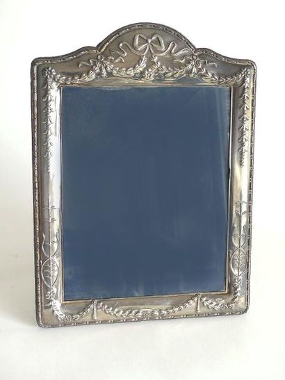 Grand CADRE en argent sur velours à décor...