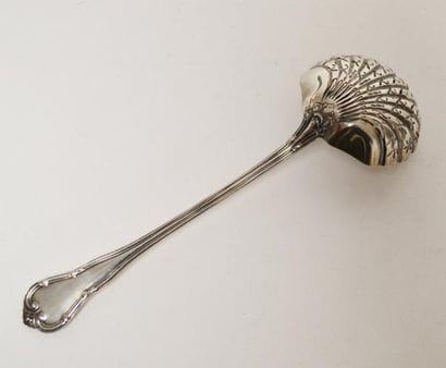 CUILLER à SAUPOUDRER en argent, le cuilleron...