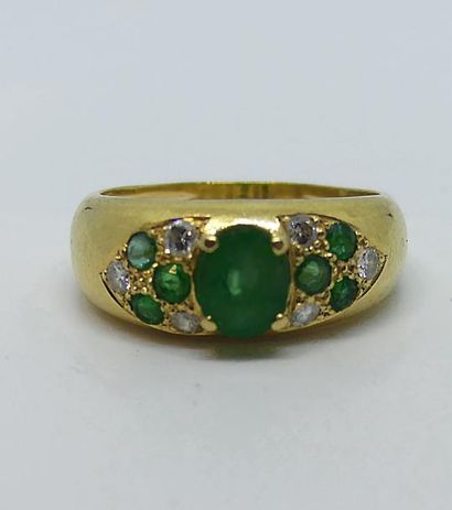 BAGUE JONC en or jaune, sertie au centre...