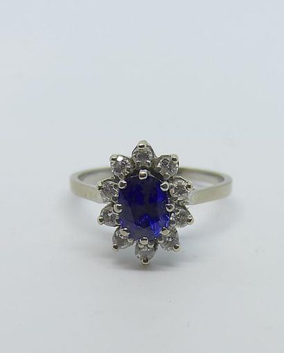 BAGUE en or gris ornée d'un saphir ovale...