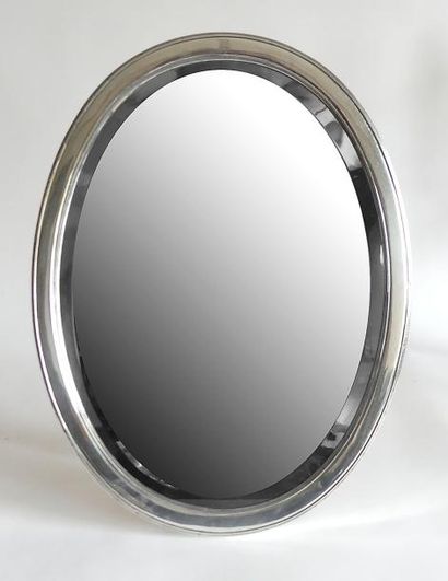 Grand MIROIR à poser ovale en argent, à décor...