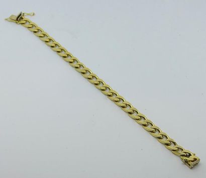 BRACELET gourmette en or jaune. Poids 29,5...