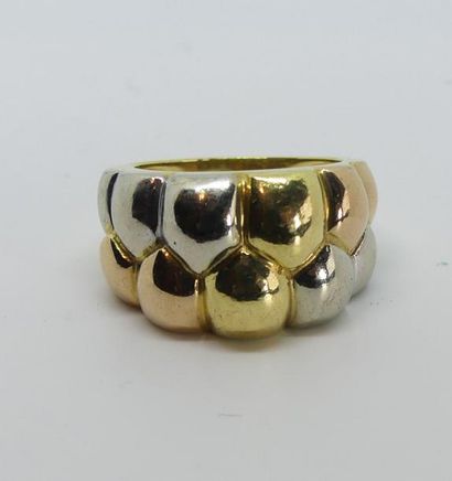 Large BAGUE trois ors à décor nid d'abeille....