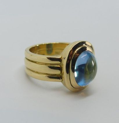 BAGUE en or jaune, le large anneau godronné,...