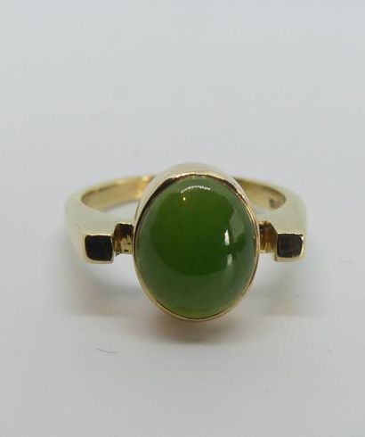 BAGUE en or jaune sertie d'un cabochon de...