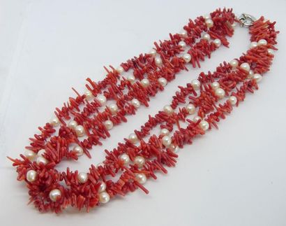 COLLIER formé de quatre rangs de corail et...