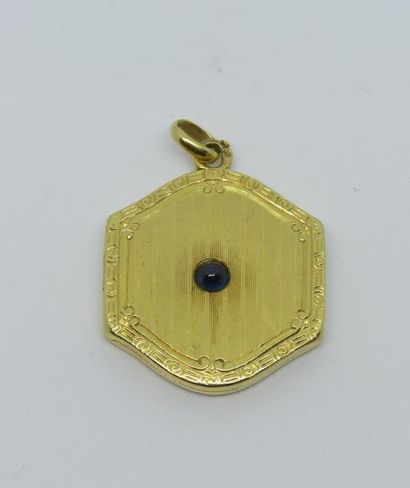 PENDENTIF porte photo en or jaune ciselé...
