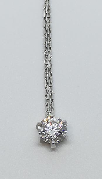 PENDENTIF en or gris orné d'un diamant taille...