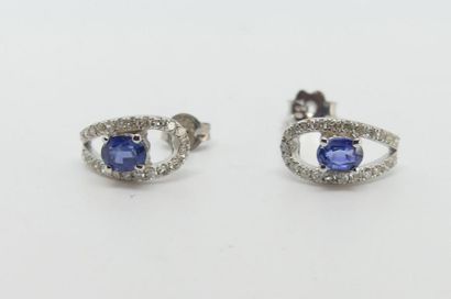 Paire BOUTONS d'oreilles en or blanc sertis...
