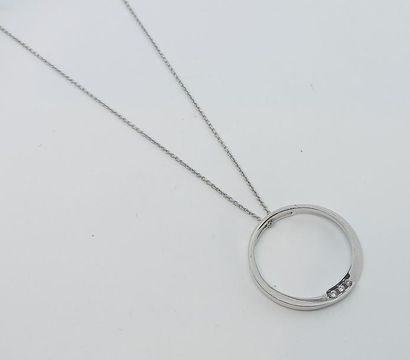 PENDENTIF rond en or gris serti de trois...