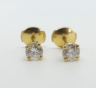 Paire de CLOUS d'oreille en or jaune sertis...