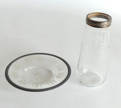 VASE en cristal gravé de guirlandes fleuries,...