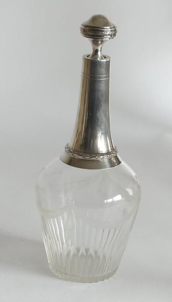 CARAFE en cristal taillé et gravé de draperie...