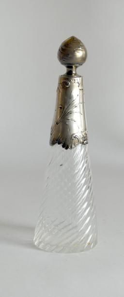 CARAFE en cristal taillé à côtes torses,...