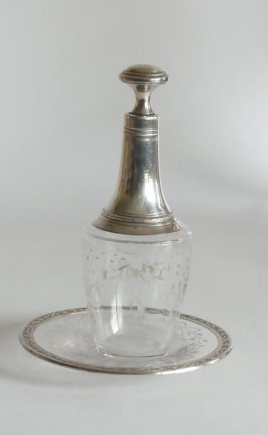 CARAFON en cristal gravé de résille et noeud...