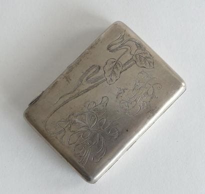 ETUI en argent à décor gravé de fleur et...