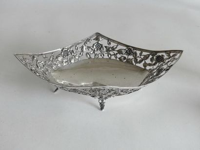 COUPE navette en argent, l'aile repercée...