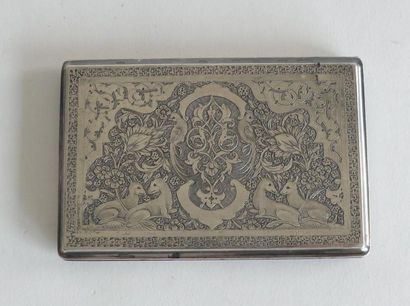 ETUI en argent à riche décor guilloché de...