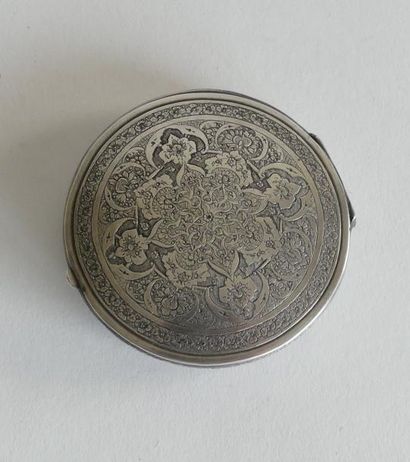POUDRIER rond en argent à riche décor guilloché...