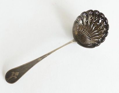 *CUILLER à SAUPOUDRER en argent le manche...