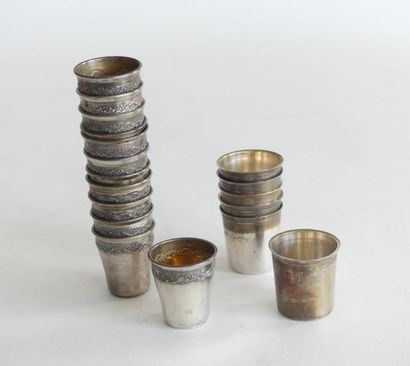 DOUZE VERRES à liqueur le col cerné d'une...