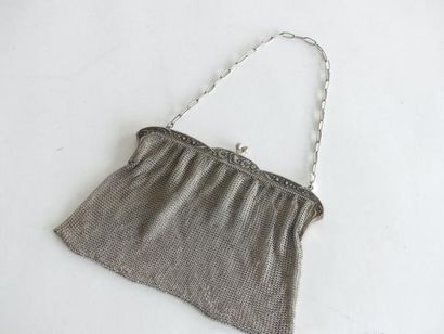 RETICULE en argent et argent tissé, la monture...