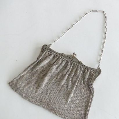 RETICULE en argent tissé, la monture à décor...