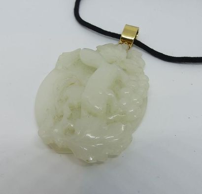 PENDENTIF en jade blanc figurant un écureuil...