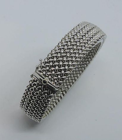 BRACELET en or blanc tressé, le bouton du...