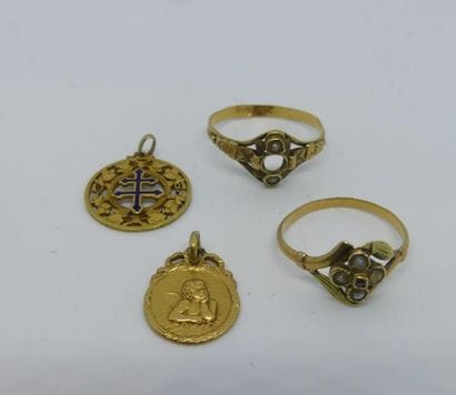 LOT en or jaune: deux bagues, deux petits...