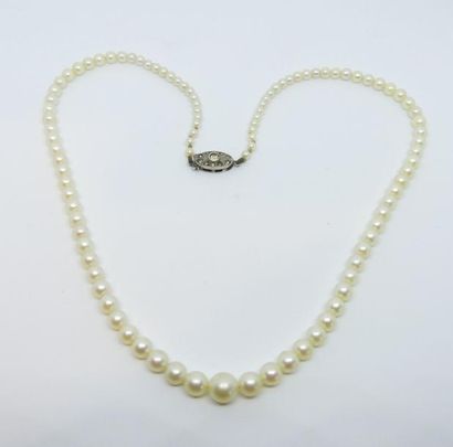 COLLIER de perles en chute, fermoir ovale...