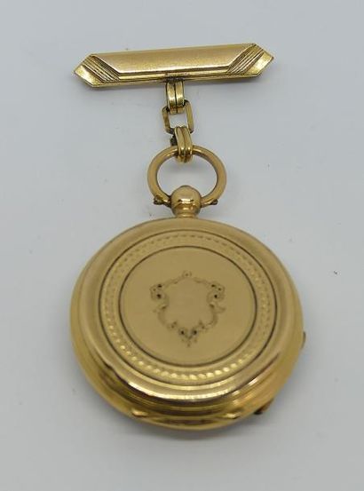 MONTRE de COL en or jaune, à décor guilloché...