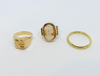 LOT comprenant: ANNEAU en or jaune, CHEVALIERE...