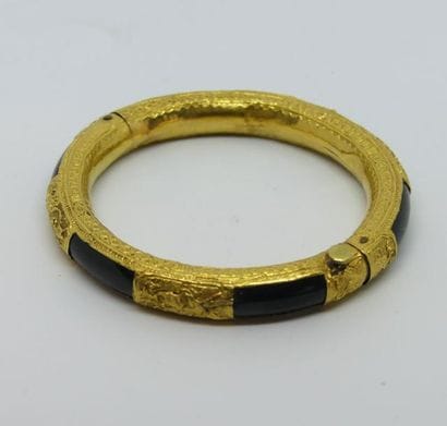 BRACELET rigide ouvrant en composition noire...