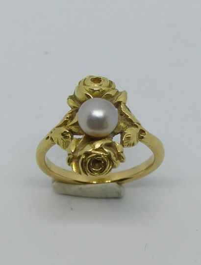 BAGUE en or jaune, le chaton à décor de deux...