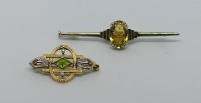 LOT de deux BROCHES en or et pierres fines....