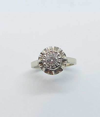 BAGUE en or gris, sertie d'un diamant monté...